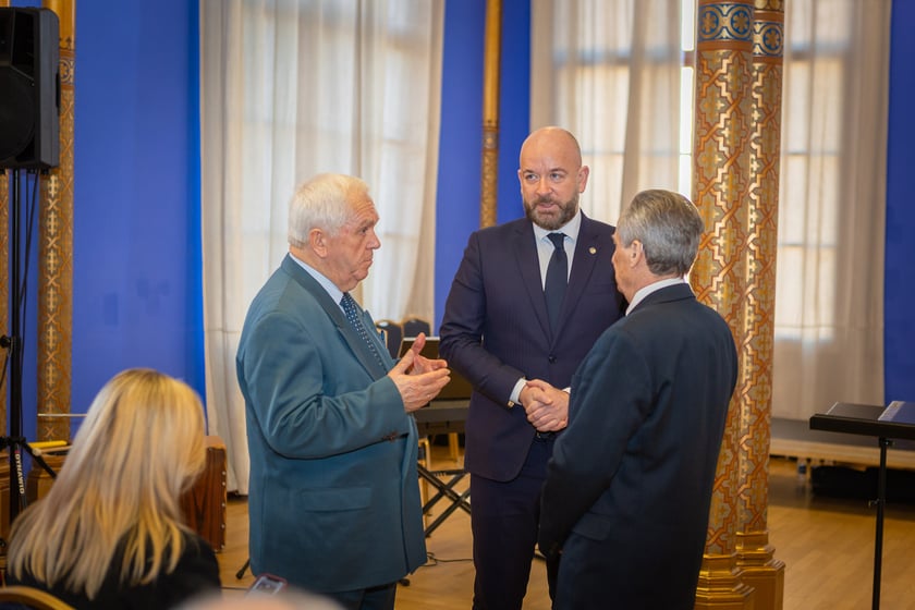 Uroczystość wręczenia odznaczeń w sali na antresoli dworca Wrocław Główny (18 stycznia