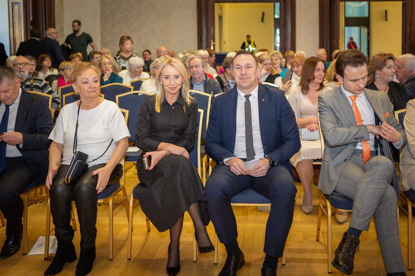 Uroczystość wręczenia odznaczeń w sali na antresoli dworca Wrocław Główny (18 stycznia