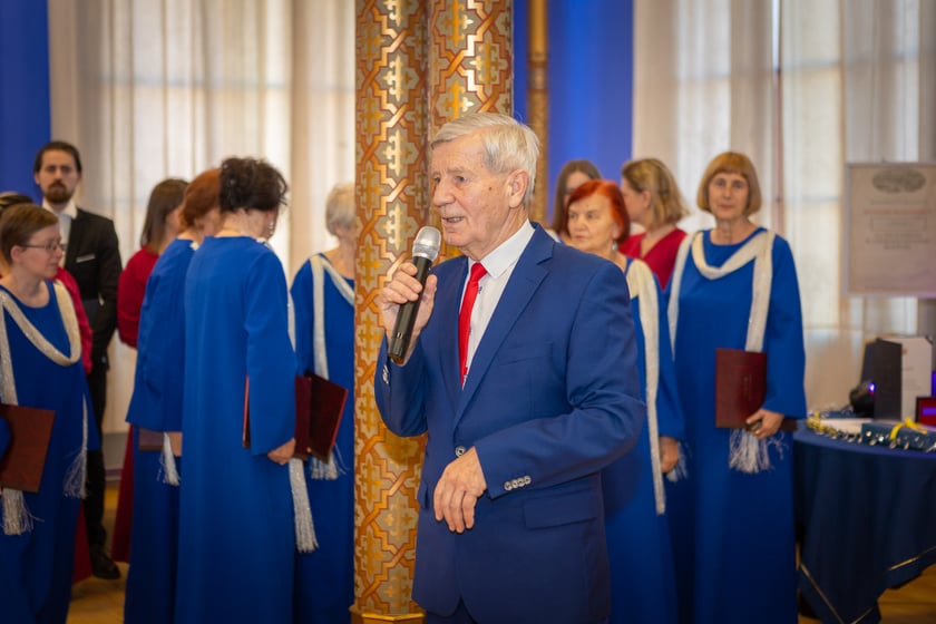 Uroczystość wręczenia odznaczeń w sali na antresoli dworca Wrocław Główny (18 stycznia