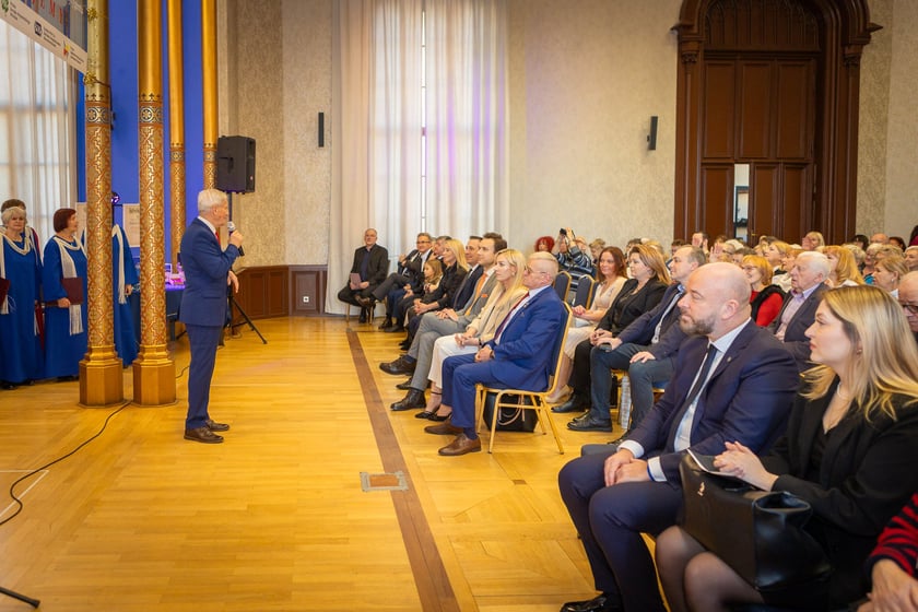 Uroczystość wręczenia odznaczeń w sali na antresoli dworca Wrocław Główny (18 stycznia