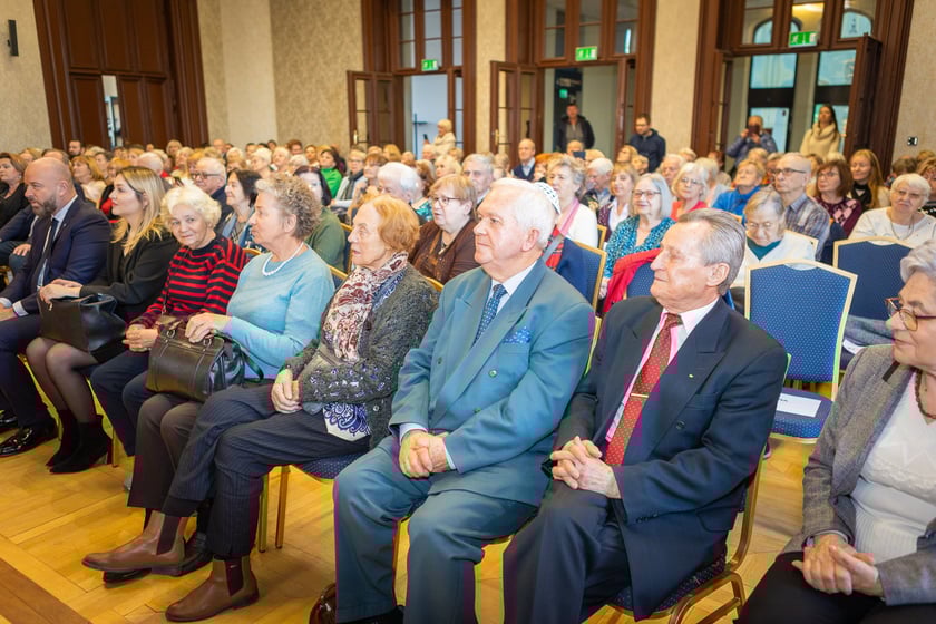 Uroczystość wręczenia odznaczeń w sali na antresoli dworca Wrocław Główny (18 stycznia