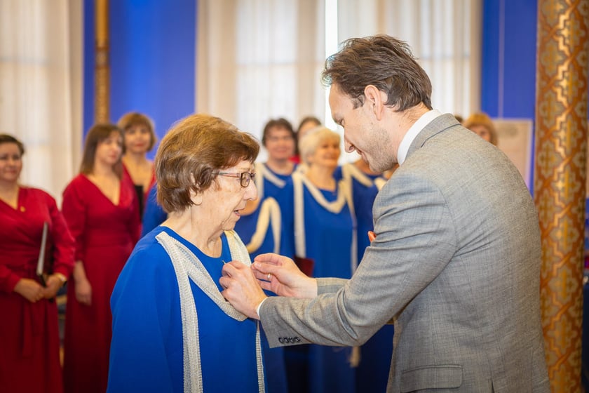 Sabina Nychter i wicewojewoda&nbsp;Piotr Sebastian Kozdrowicki; uroczystość wręczenia odznaczeń w sali na antresoli dworca Wrocław Gł&oacute;wny (18 stycznia