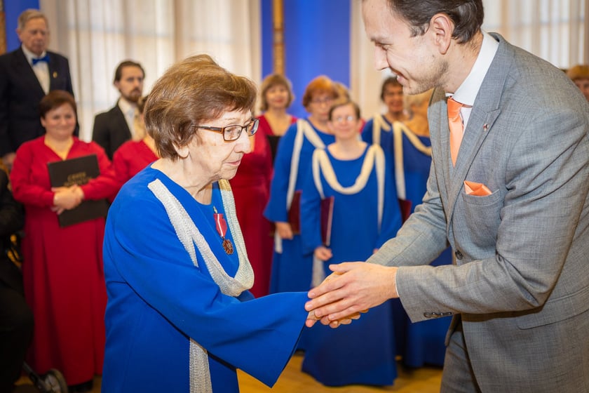 Sabina Nychter; uroczystość wręczenia odznaczeń w sali na antresoli dworca Wrocław Gł&oacute;wny (18 stycznia