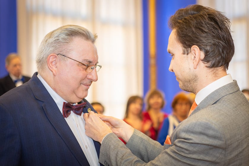 Marek Pisarski i wicewojewoda&nbsp;Piotr Sebastian Kozdrowicki; uroczystość wręczenia odznaczeń w sali na antresoli dworca Wrocław Gł&oacute;wny (18 stycznia