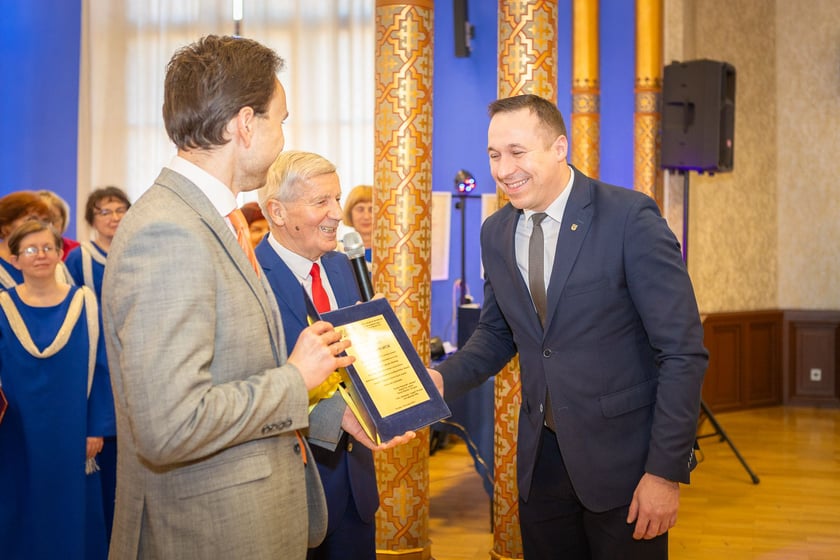 Uroczystość wręczenia odznaczeń w sali na antresoli dworca Wrocław Główny (18 stycznia