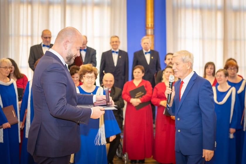 Uroczystość wręczenia odznaczeń w sali na antresoli dworca Wrocław Główny (18 stycznia