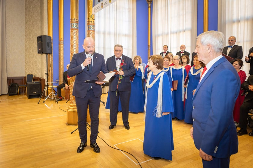 Uroczystość wręczenia odznaczeń w sali na antresoli dworca Wrocław Główny (18 stycznia