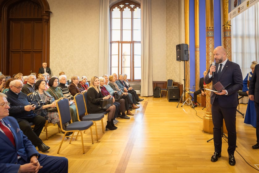 Uroczystość wręczenia odznaczeń w sali na antresoli dworca Wrocław Główny (18 stycznia