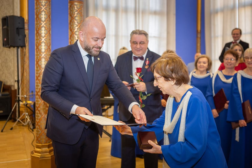 Uroczystość wręczenia odznaczeń w sali na antresoli dworca Wrocław Główny (18 stycznia