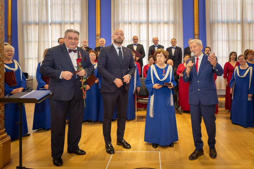 Uroczystość wręczenia odznaczeń w sali na antresoli dworca Wrocław Główny (18 stycznia