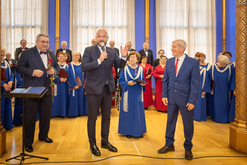 Uroczystość wręczenia odznaczeń w sali na antresoli dworca Wrocław Główny (18 stycznia