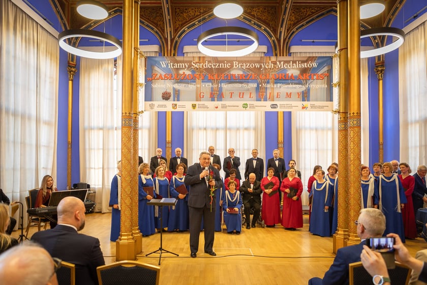 Uroczystość wręczenia odznaczeń w sali na antresoli dworca Wrocław Główny (18 stycznia