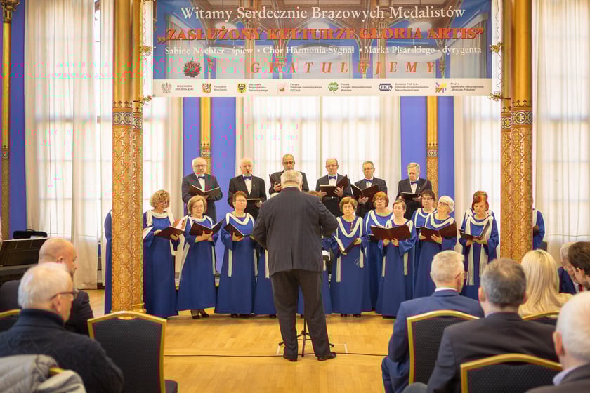 Uroczystość wręczenia odznaczeń w sali na antresoli dworca Wrocław Główny (18 stycznia