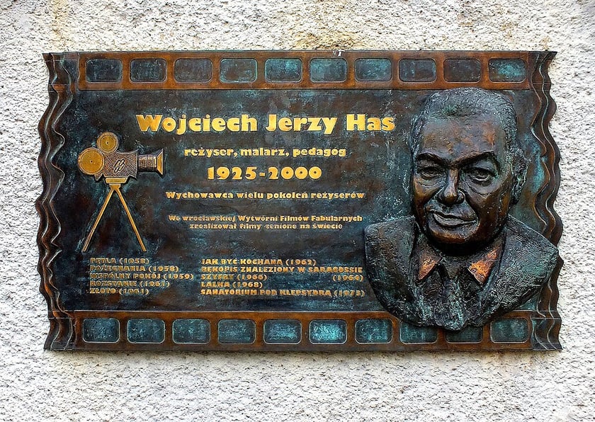 Na zdjęciu tablica pamiątkowa Wojciecha Jerzego Hasa na ścianie budynku Wytw&oacute;rni Film&oacute;w Fabularnych
