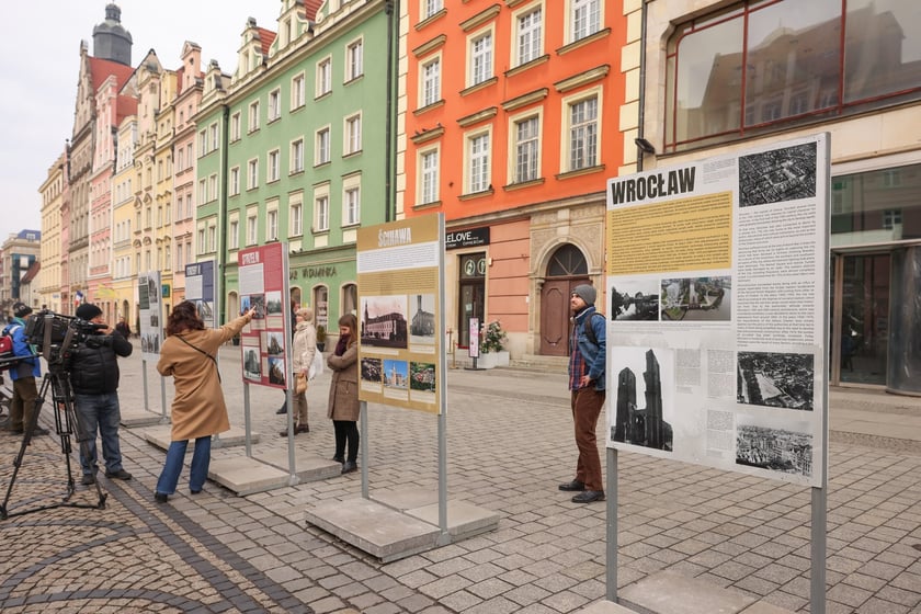 Wystawa plenerowa &bdquo;Amputacja czy rekonstrukcja. Miasta południowo-zachodniej Polski po 1945 roku&rdquo; w rynku do 11 marca.&nbsp;