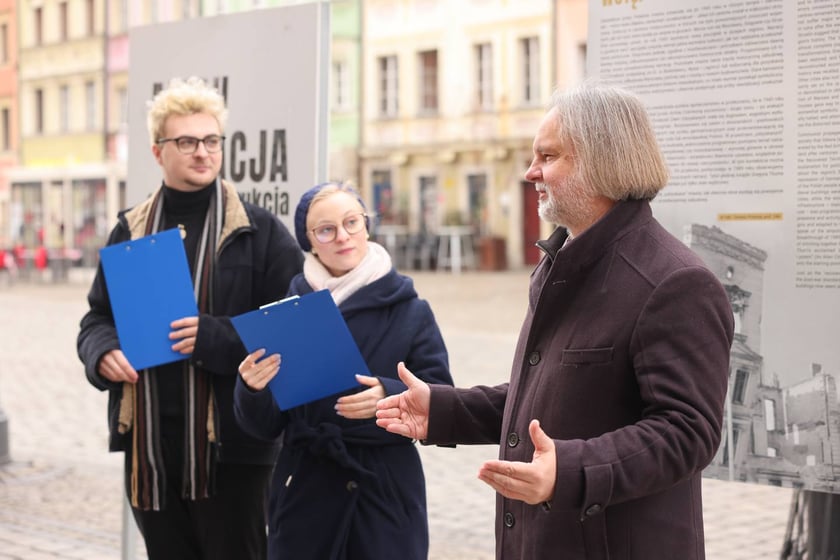 Wystawa plenerowa &bdquo;Amputacja czy rekonstrukcja. Miasta południowo-zachodniej Polski po 1945 roku&rdquo; w rynku do 11 marca. prof. Tomasz Przerwa z Zofią Perzyńską i Stanisławem Narlochem z II roku kierunku &bdquo;Historia w przestrzeni publicznej&rdquo; Uniwersytetu Wrocławskiego