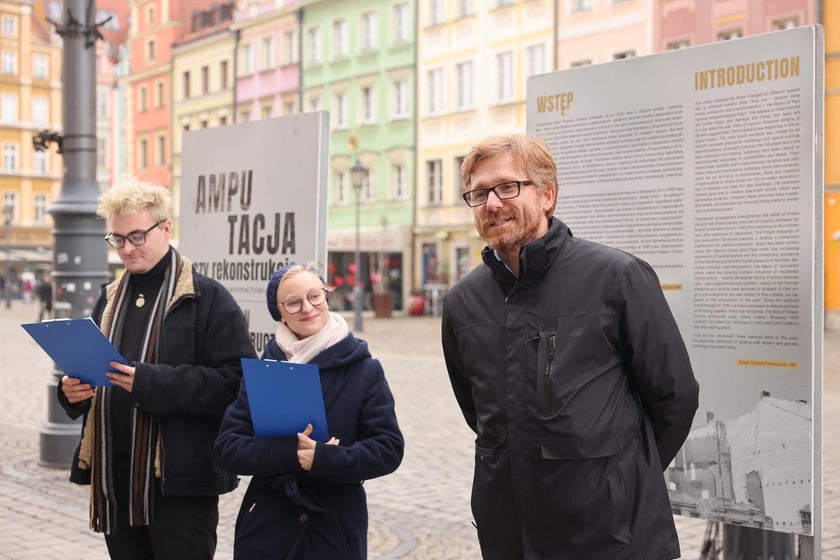 Wystawa plenerowa &bdquo;Amputacja czy rekonstrukcja. Miasta południowo-zachodniej Polski po 1945 roku&rdquo; w rynku do 11 marca. Studenci&nbsp;Zofia Perzyńska i Stanisław Narloch z II roku kierunku Historia w Przestrzeni Publicznej Uniwersytetu Wrocławskiego z dr hab. Wojciechem Kucharskim