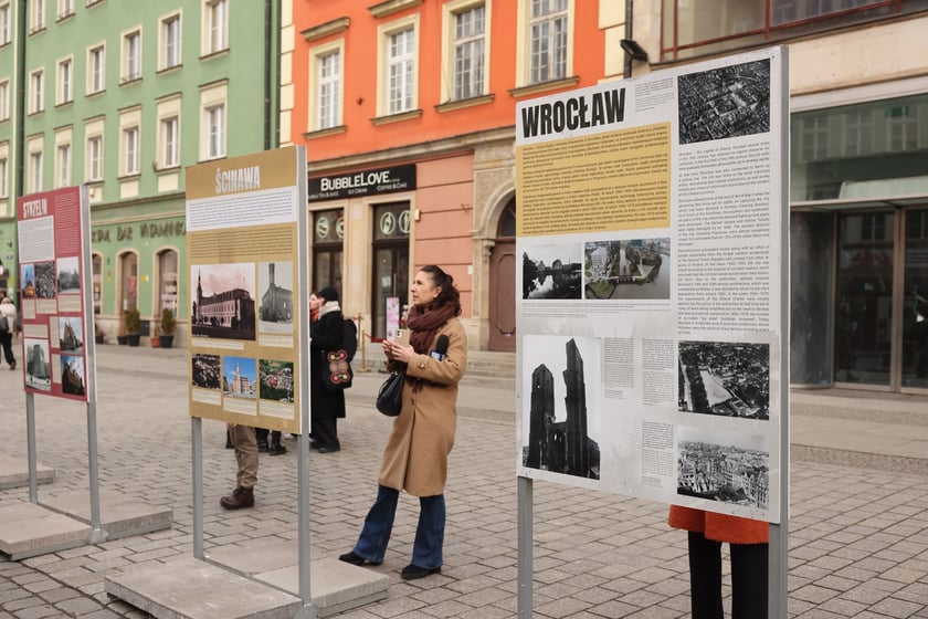 Wystawa plenerowa &bdquo;Amputacja czy rekonstrukcja. Miasta południowo-zachodniej Polski po 1945 roku&rdquo; w rynku do 11 marca.&nbsp;