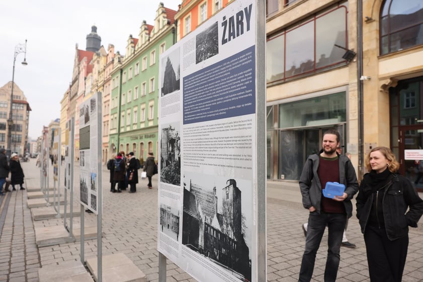 Wystawa plenerowa &bdquo;Amputacja czy rekonstrukcja. Miasta południowo-zachodniej Polski po 1945 roku&rdquo; w rynku do 11 marca.&nbsp;