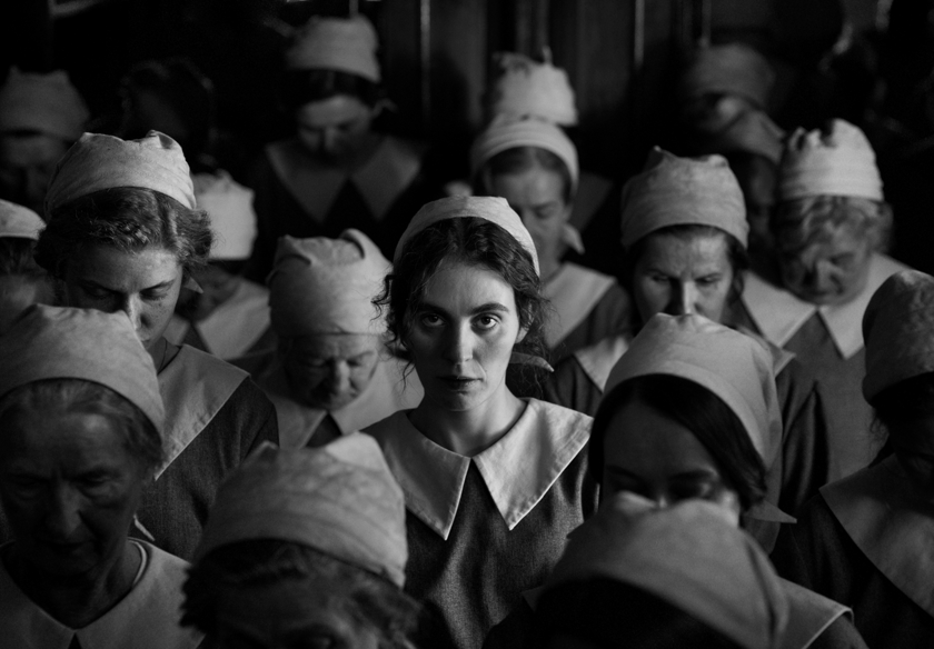 kadr z filmu Dziewczyna z igłą