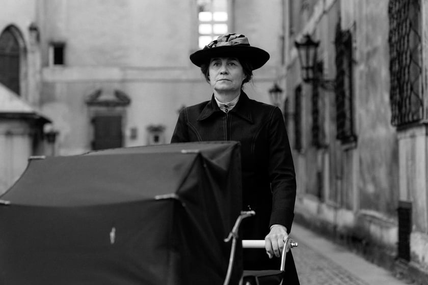 kadr z filmu Dziewczyna z igłą