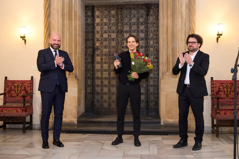 Uroczystość wręczenia Arlekin&oacute;w 2025. Wrocław, 27.03.2025. Z Nagrodą Arlekina - Mariusz Bąkowski.