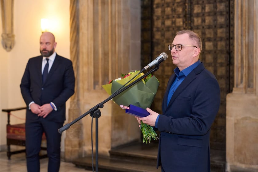 Uroczystość wręczenia Arlekin&oacute;w 2025. Wrocław, 27.03.2025.&nbsp;
W imieniu Michała Kmiecika nagrodę odebrał Marek Fiedor dyrektor Wrocławskiego Teatru Wsp&oacute;łczesnego