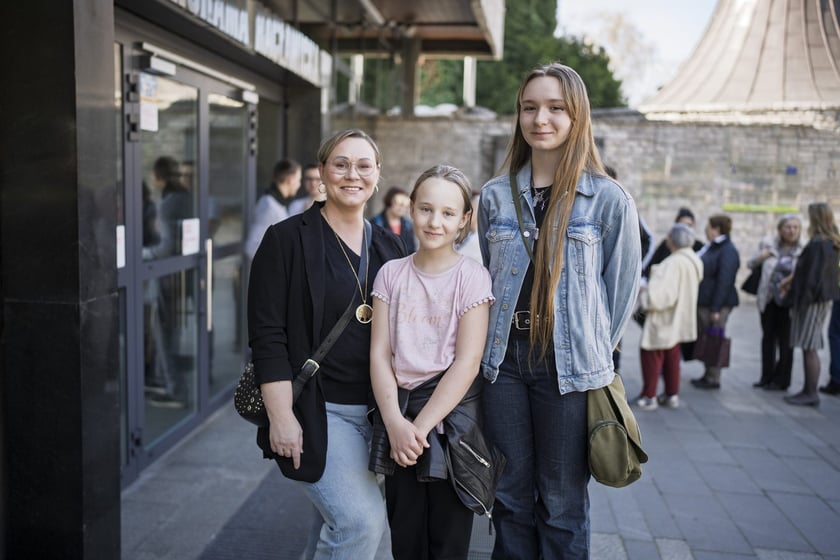 Kolejki zwiedzających przed Panoramą Racławicką 4 kwietnia &ndash; wrocławianka, pani Agnieszka z c&oacute;rkami Nataszą i Melanią&nbsp;