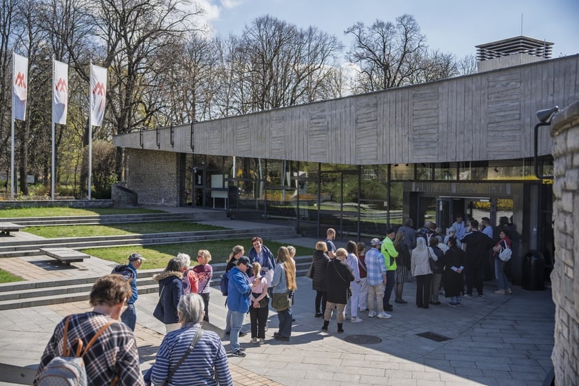 Kolejki zwiedzających przed Panoramą Racławicką 4 kwietnia