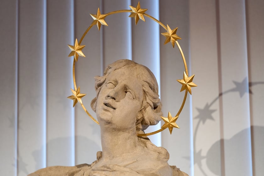 Powr&oacute;t figury Immaculaty do Wrocławia! Po 80 latach barokową rzeźbę odnalazł Piotr Oszczanowski, dyrektor Muzeum Narodowego we Wrocławiu, na zdjęciu głowa Marii z nimbem&nbsp;