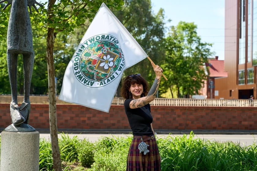 Pomnik Wrocławianki dostał w prezencie gitarę i certyfikat uczestnictwa w Gitarowym Rekordzie Świata 2025