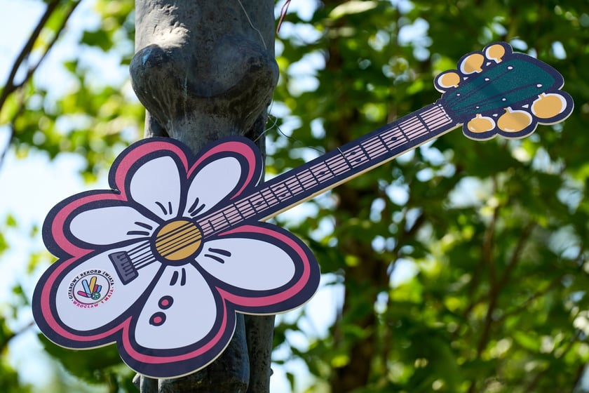 Pomnik Wrocławianki dostał w prezencie gitarę i certyfikat uczestnictwa w Gitarowym Rekordzie Świata 2025