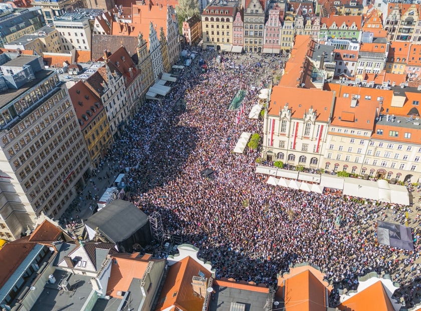 Gitarowy Rekord Świata 2025 na wrocławskim rynku na zdjęciach z drona
