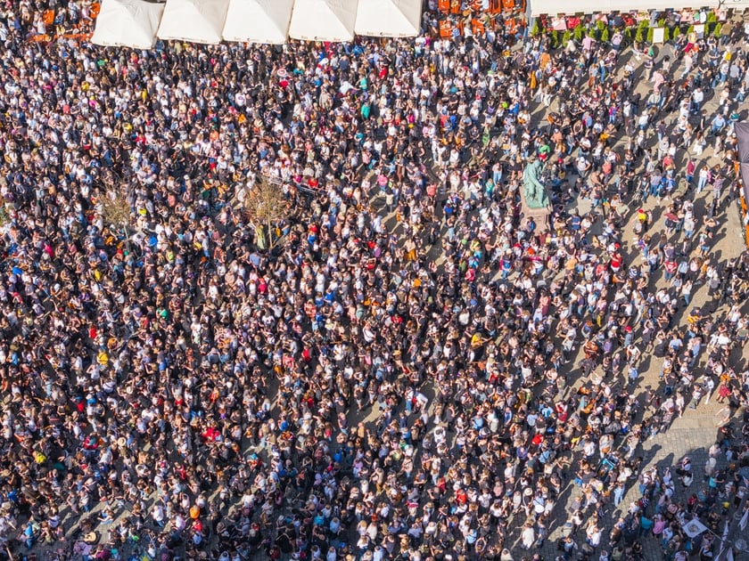 Gitarowy Rekord Świata 2025 na wrocławskim rynku na zdjęciach z drona