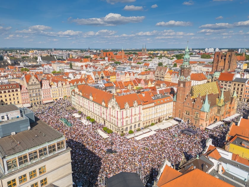 Gitarowy Rekord Świata 2025 na wrocławskim rynku na zdjęciach z drona