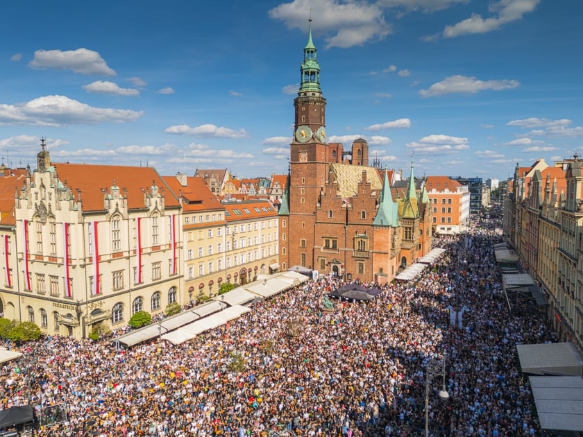 Gitarowy Rekord Świata 2025 na wrocławskim rynku na zdjęciach z drona