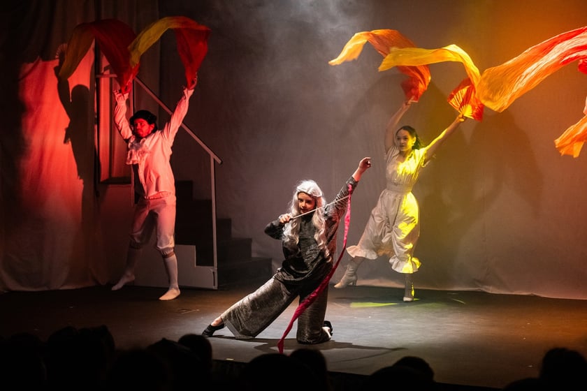 Otwarcie Teatru KAMBAK i próba generalna spektaklu Piękna i Bestia
