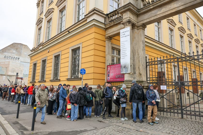 Noc Muze&oacute;w 2025. Kolejki zwiedzających przed muzeami