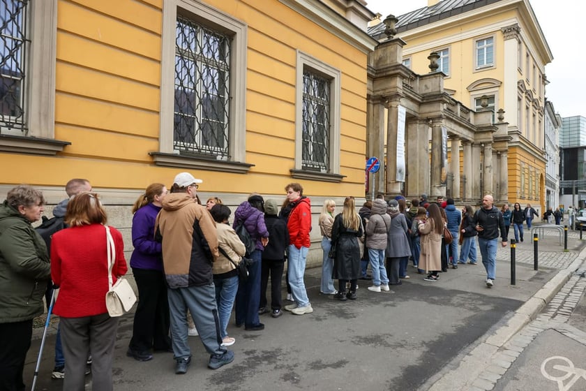 Noc Muze&oacute;w 2025. Kolejki zwiedzających przed muzeami