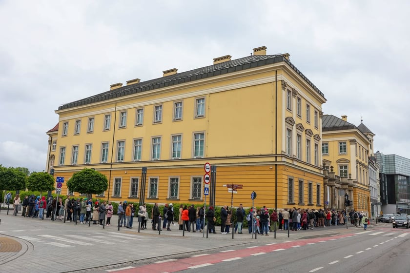 Noc Muze&oacute;w 2025. Kolejki zwiedzających przed muzeami