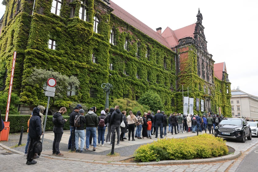 Noc Muze&oacute;w 2025. Kolejki zwiedzających przed muzeami
