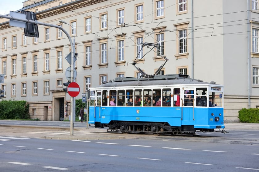 Noc Muze&oacute;w 2025. Zabytkowy tramwaj koło gmachu Urzędu Wojew&oacute;dzkiego.