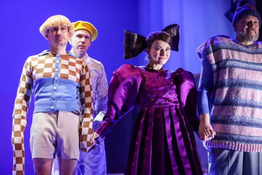 Scena ze spektaklu &bdquo;Zła dziewczynka&rdquo; w reż. Jakuba Krofty we Wrocławskim Teatrze Lalek