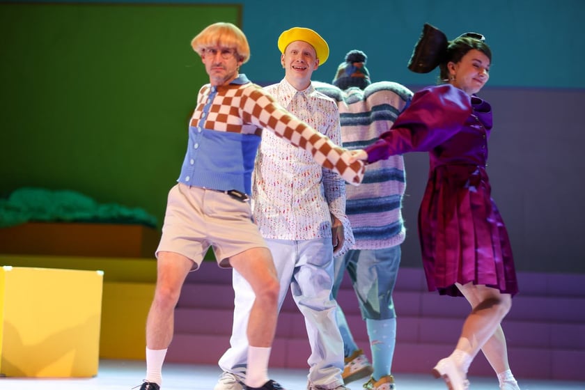 Scena ze spektaklu &bdquo;Zła dziewczynka&rdquo; w reż. Jakuba Krofty we Wrocławskim Teatrze Lalek