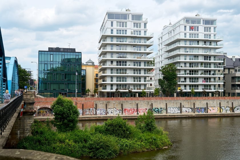 Krupa Gallery mieści się przy ul. księcia Witolda 48/70, na 8 pietrze (pierwszy z lewej biały budynek)