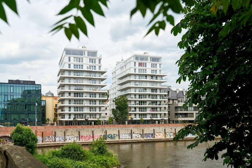 Krupa Gallery mieści się przy ul. księcia Witolda 48/70, na 8 pietrze (pierwszy z lewej biały budynek)