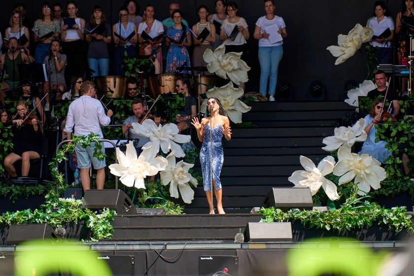 Pr&oacute;ba do koncertu &bdquo;Wrocław Przyszłości&rdquo; na wrocławskim rynku &ndash; śpiewa Justyna Steczkowska