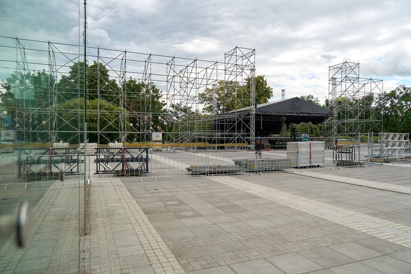 Na zdjęciach budowa sceny na koncert ZAZ i Sary James na placu Wolności&nbsp;