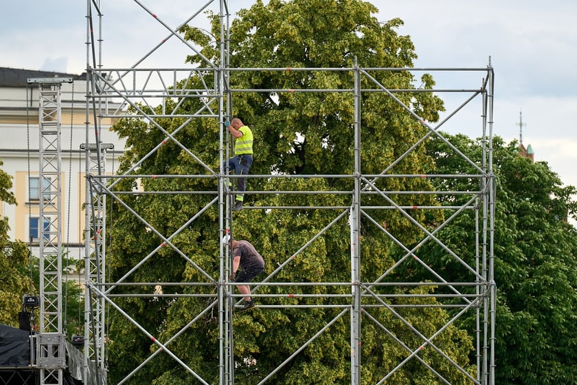 Na zdjęciach budowa sceny na koncert ZAZ i Sary James na placu Wolności&nbsp;