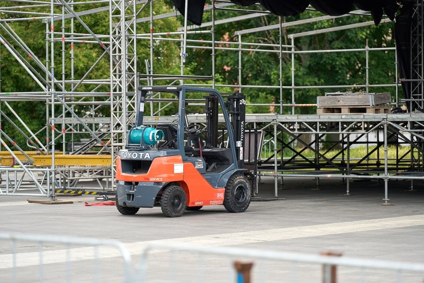 Na zdjęciach budowa sceny na koncert ZAZ i Sary James na placu Wolności&nbsp;